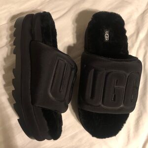 UGG MAXI GRAPHIC SLIDE - Heeled-Mule Black Logo